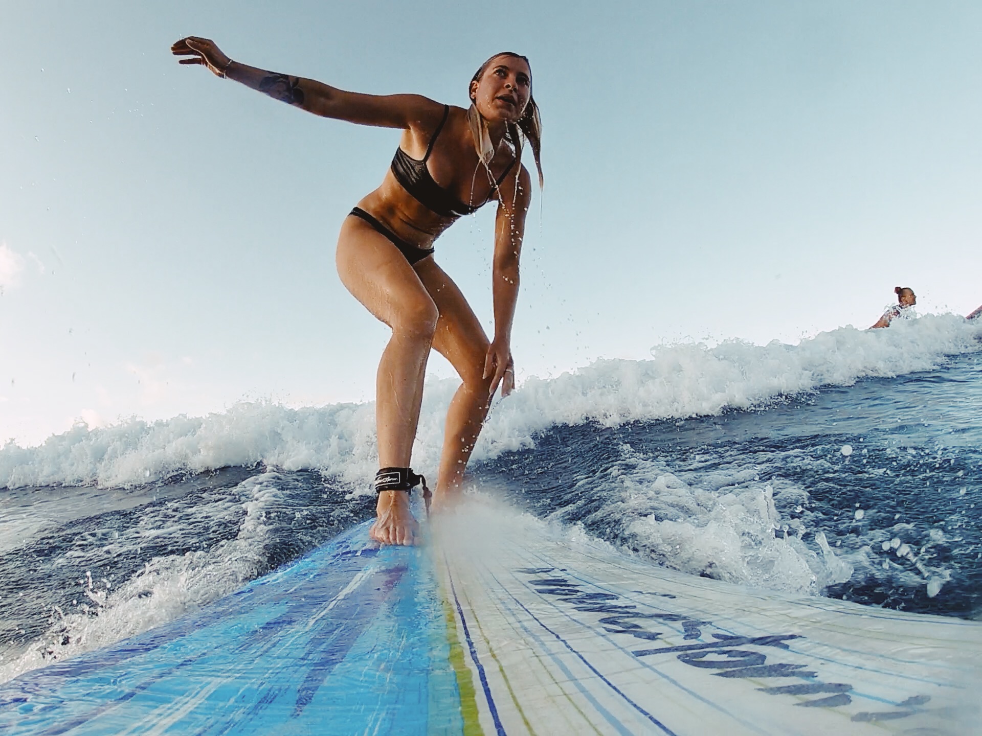 Student på surfebrett i Hawaii.