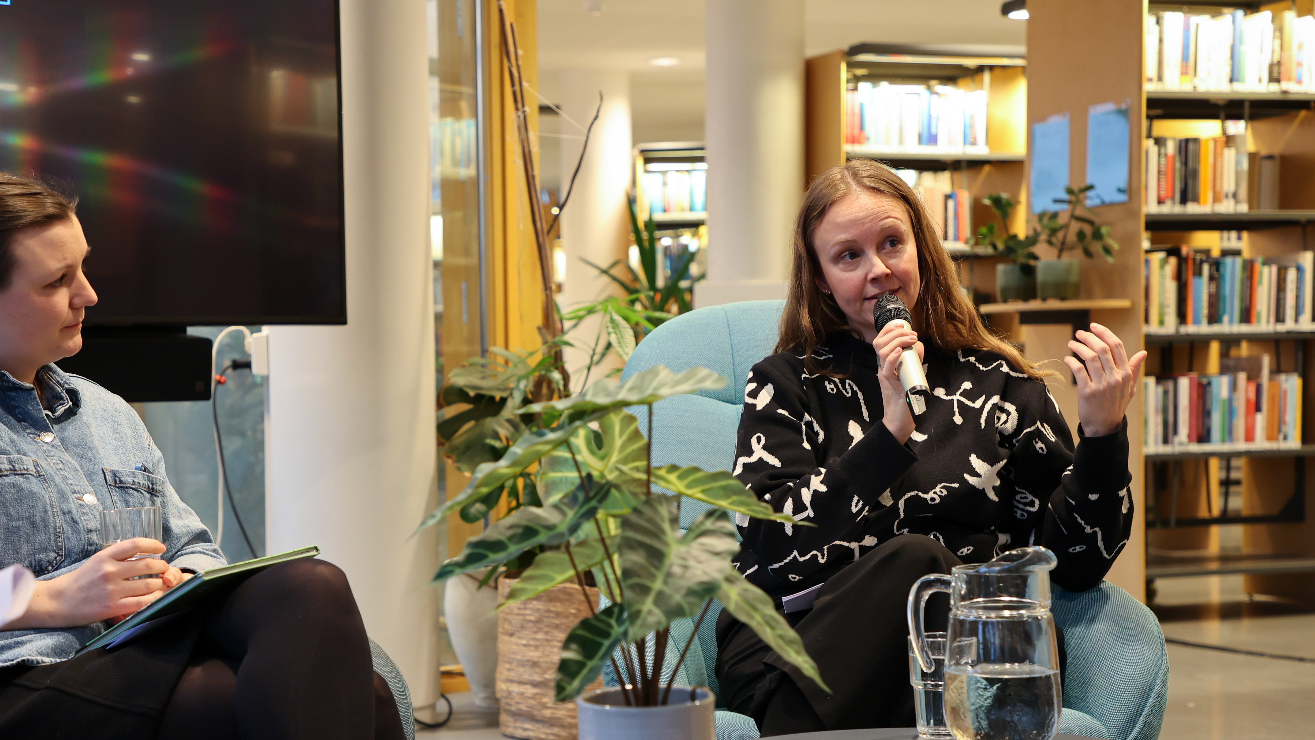 Hildegunn Hovde (t.h.) fortalde om forskinga si på song i barnehagen.