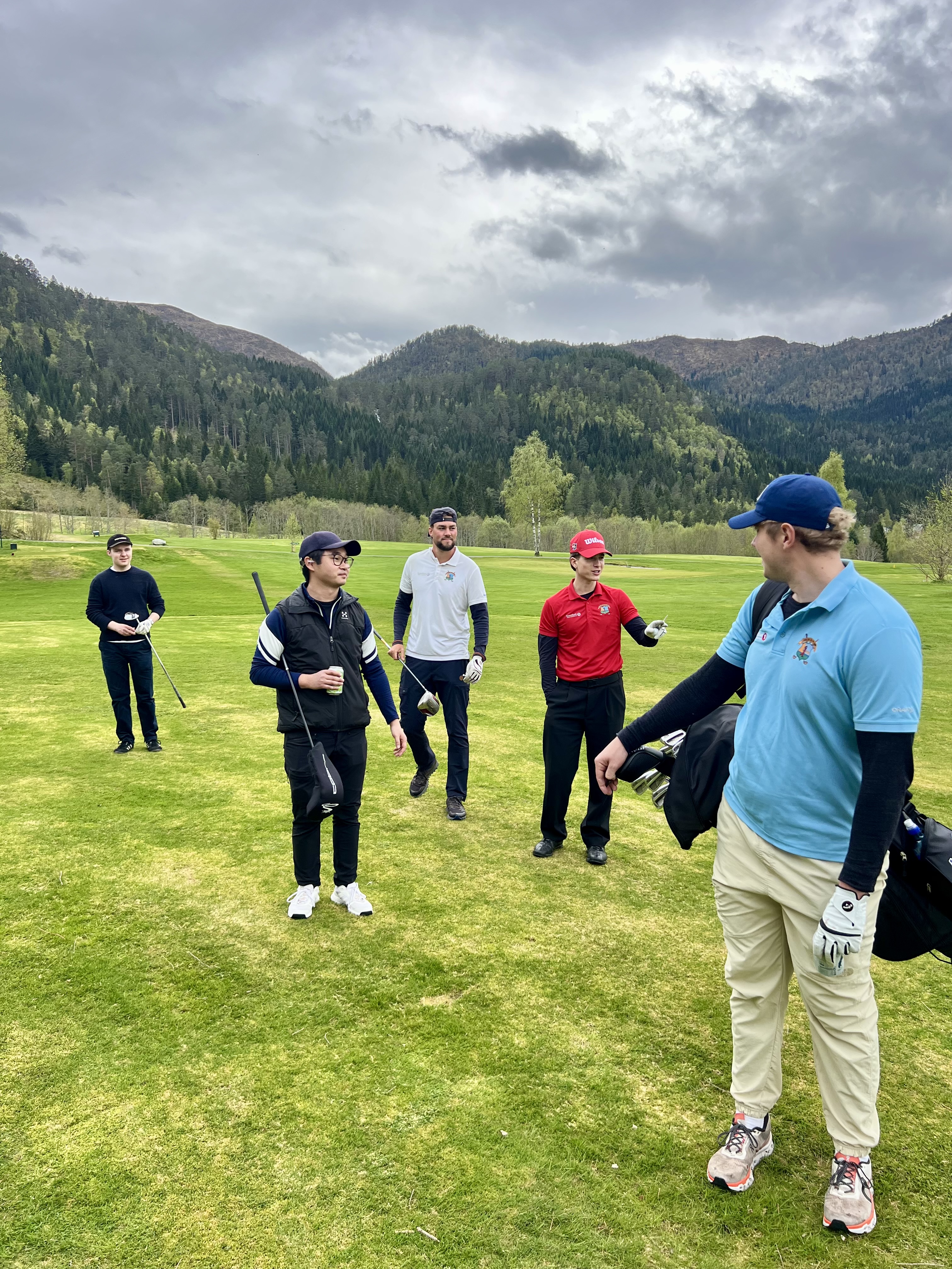 5 menn som spiller golf