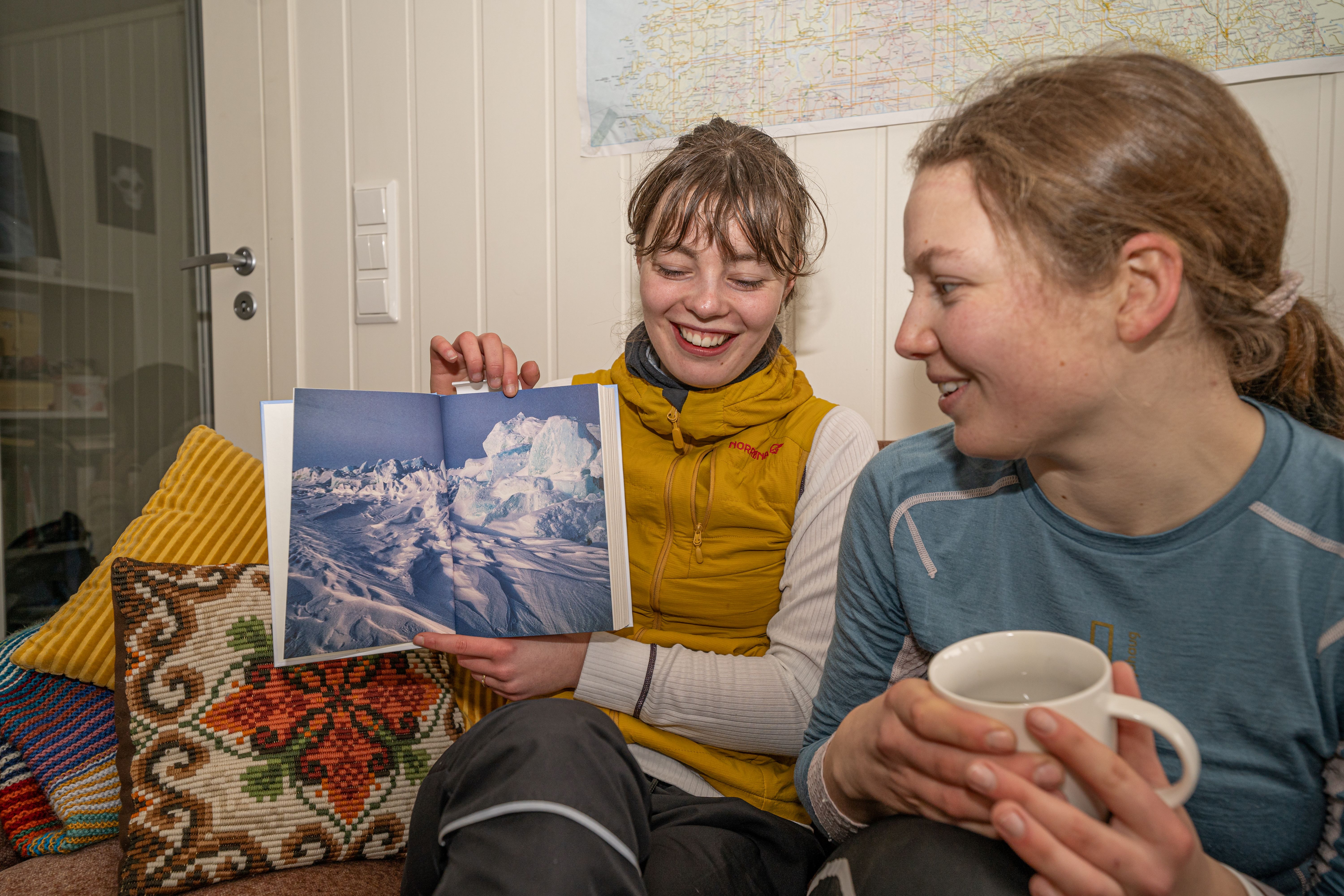 To studentar ser på bilete av Grønlandsisen i ei bok