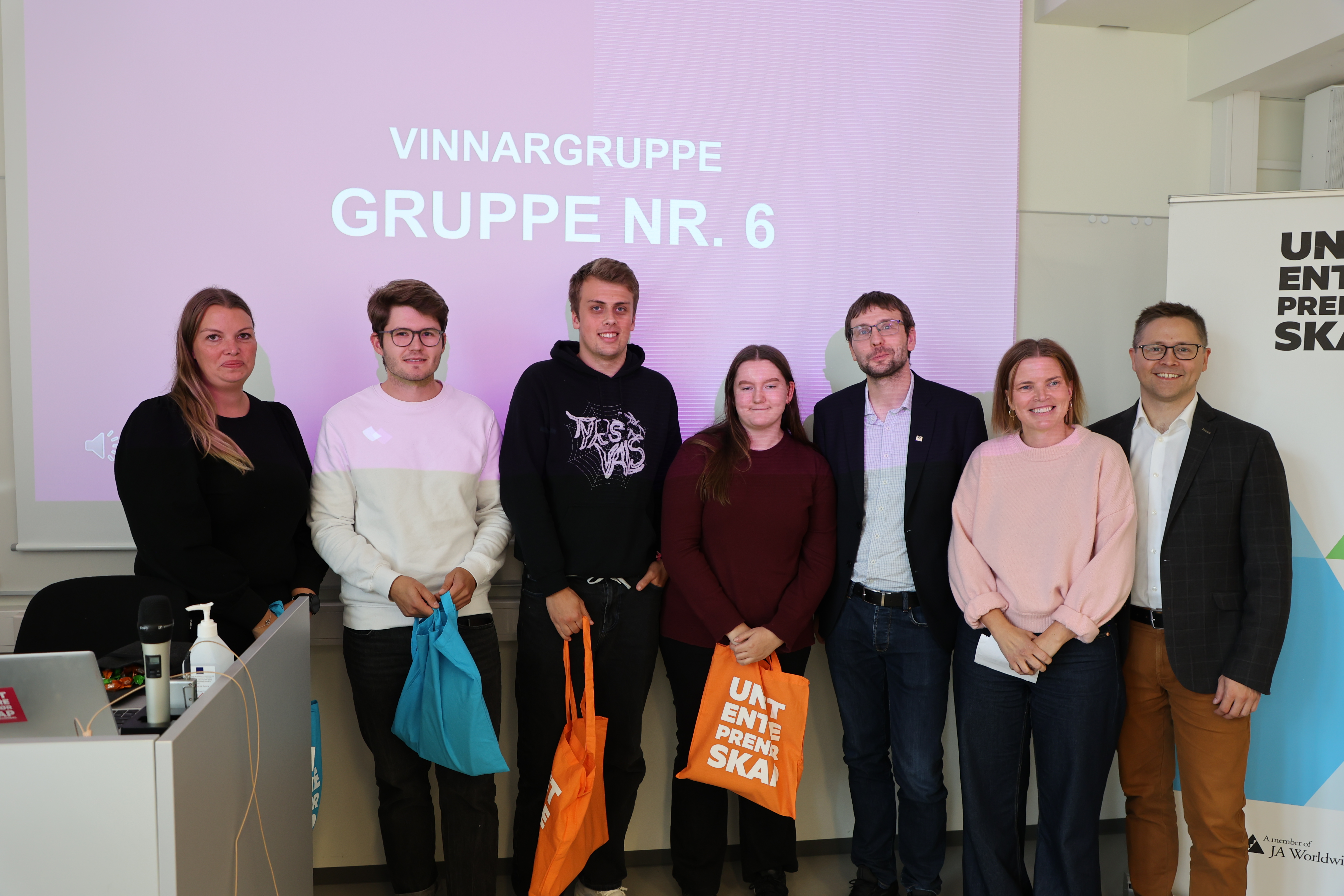 Vinnargruppa saman med juryen. Helga Grønnevik (f.v.), Magnus Helland, Kevin Pettersen, Linn Amalie Iversen, Eirik Søvik, Janne Heggvoll og Ruben Grongstad Kvalsvik.