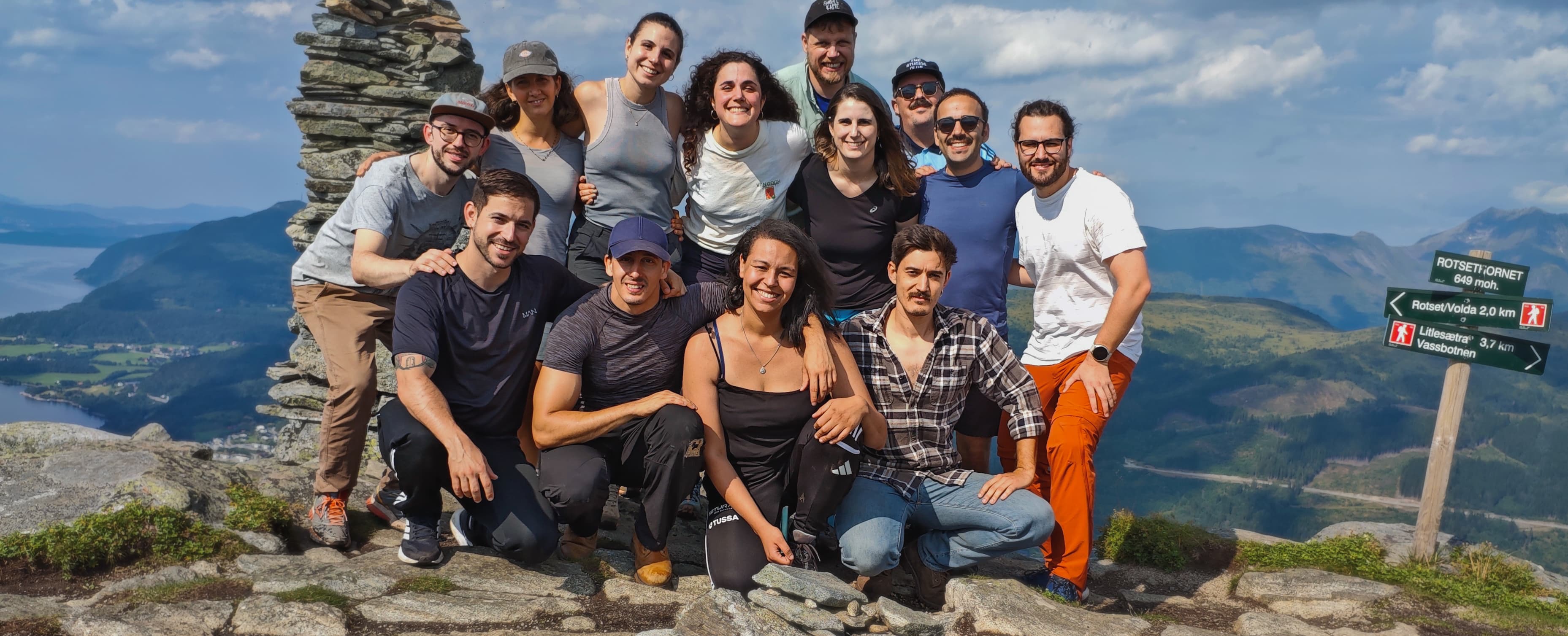 Tidlegare utvekslingsstudentar samla på Rotsethornet.