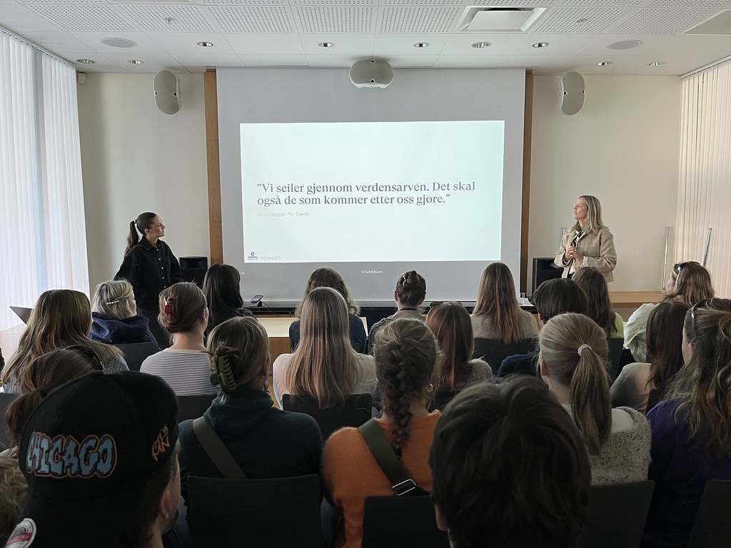 Volda-studenter på besøk hos Havila