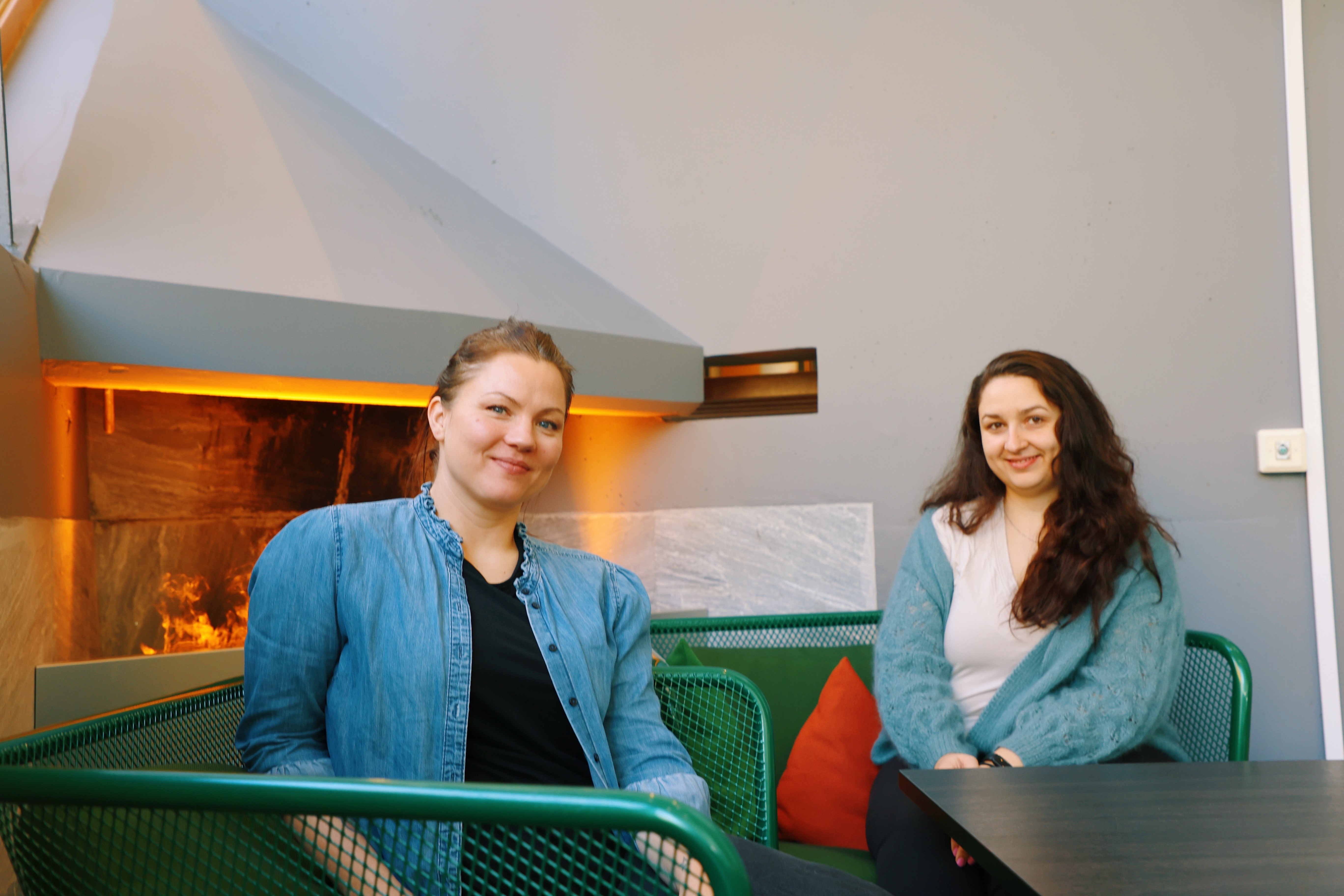 Kristine Voldnes Langdal (t.v.) og Stine Kiperberg fra Furene ledet studentene i praktiske øvelser.