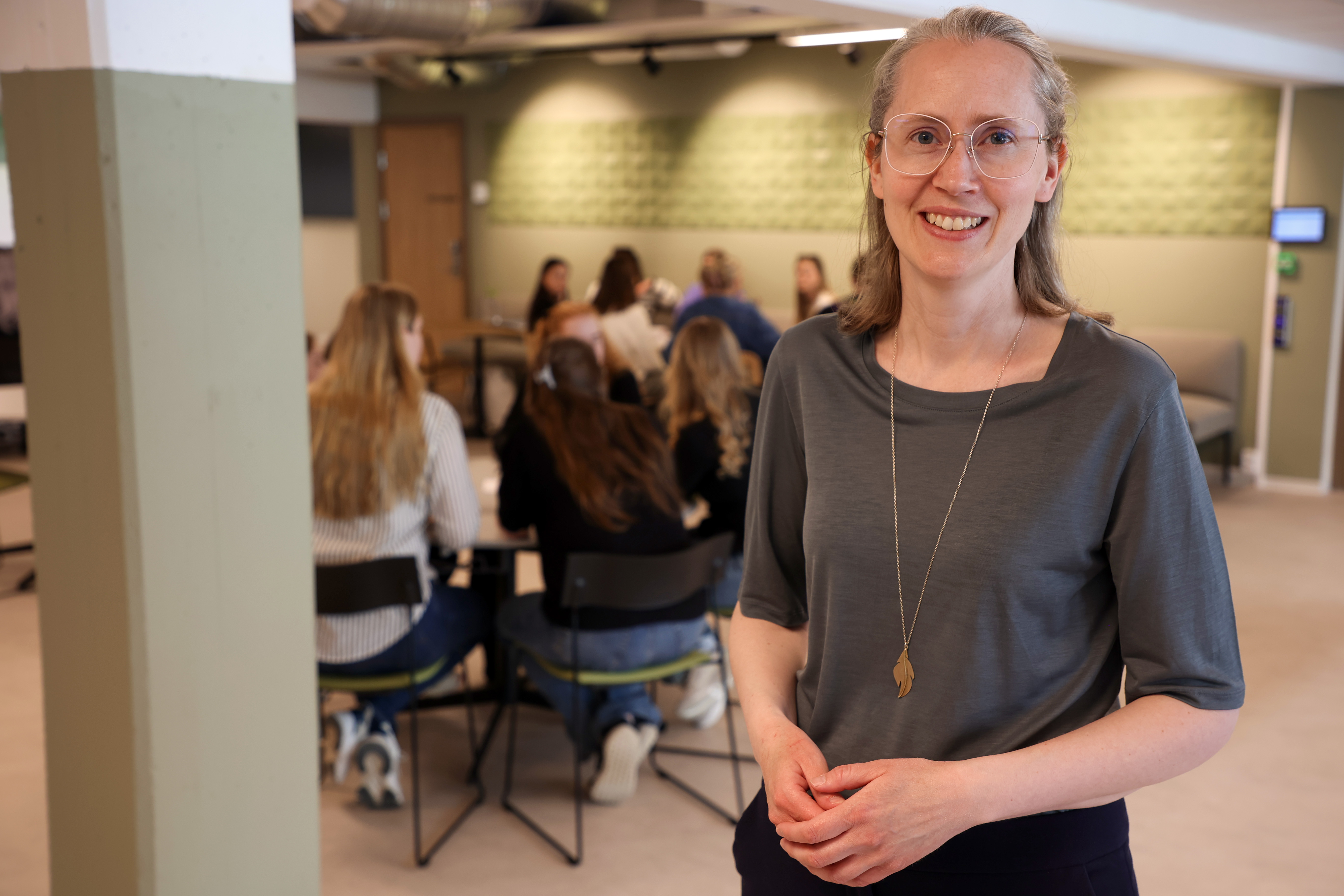 Randi Neteland og lærarstudentar.