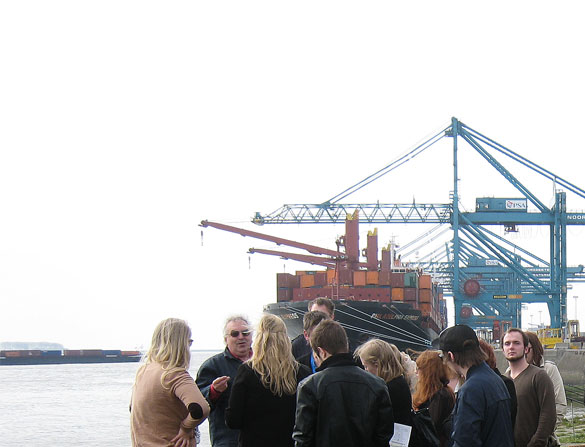 421b7639a036763c0a85431711acee7a37ff1051