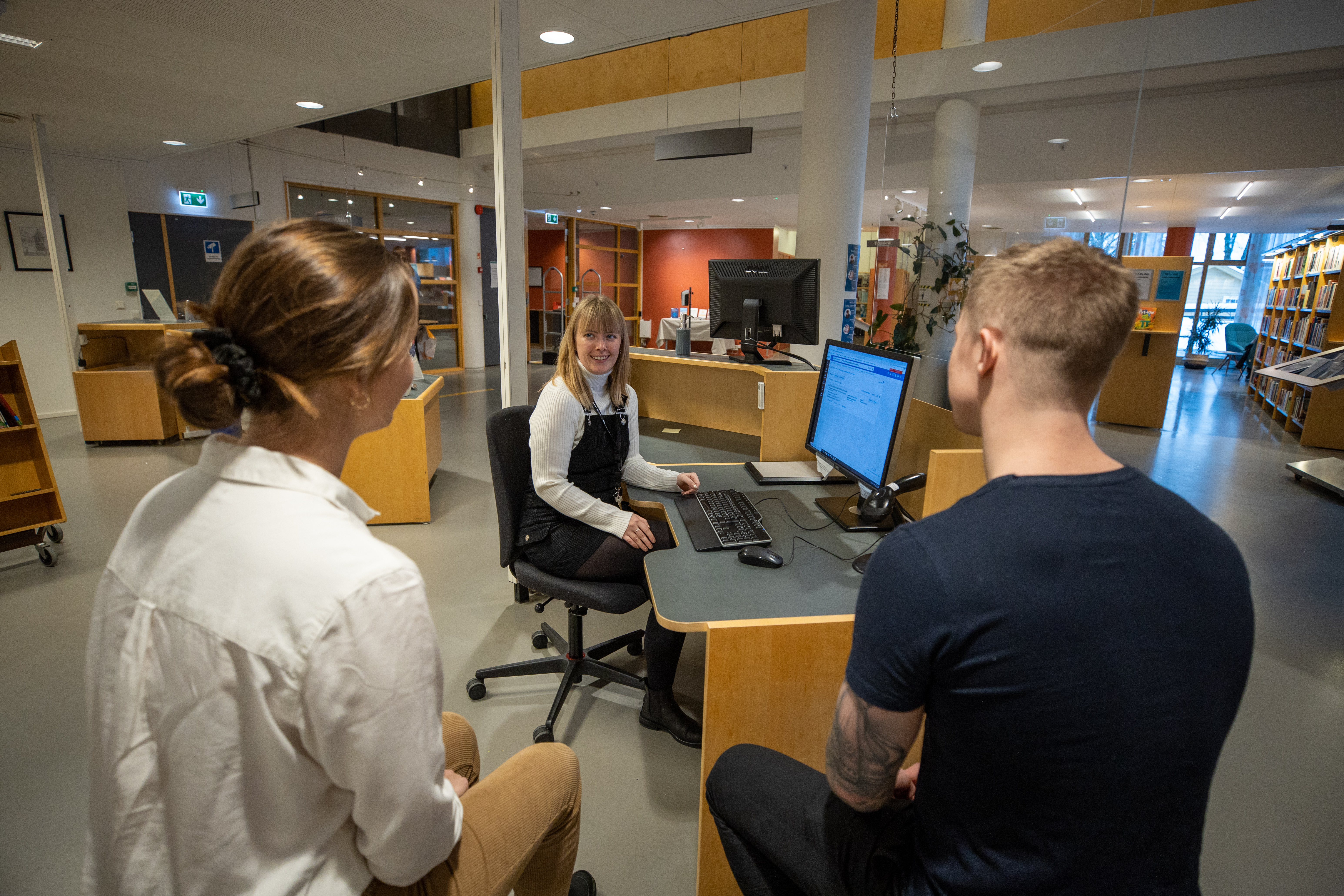 Biblioteket - studentar får hjelp