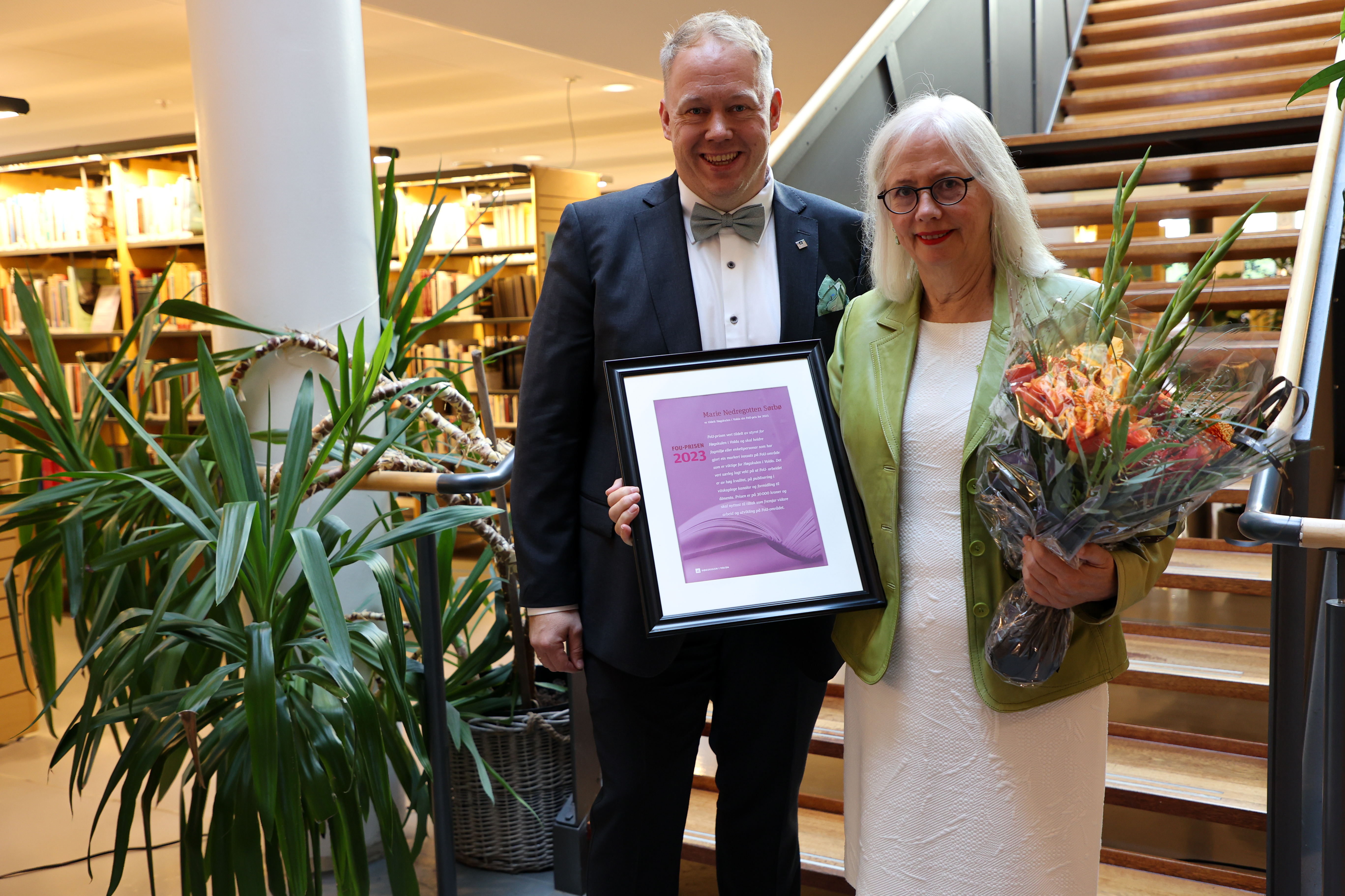 Rektor Odd Helge Mjellem Tonheim og FOU-prisvinnar Marie Nedregotten Sørbø.