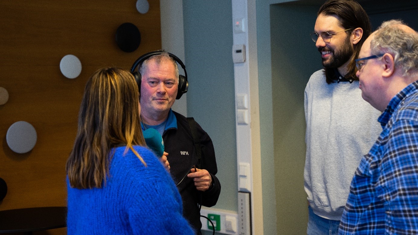 NRKs Arne Flatin intervjua deltakarar på kunstnartreff. Foto: Kristian Glomnes, Seanse. 