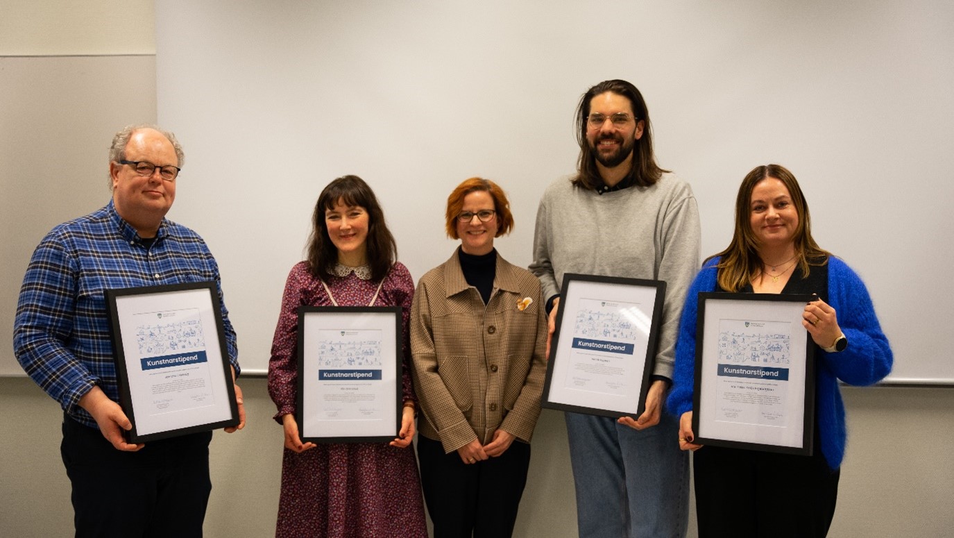 Frå venstre: filmskapar Jan Otto Ertesvåg, forfattar og animasjon Elin Grimstad, Camilla Wiik frå kulturavdelinga Møre og Romsdal fylkeskommune, kunstnar og musikar Henrik Koppen, og forfattar Ann Helen Kolås Ingebrigtsen. Foto: Kristian Glomnes, Seanse.