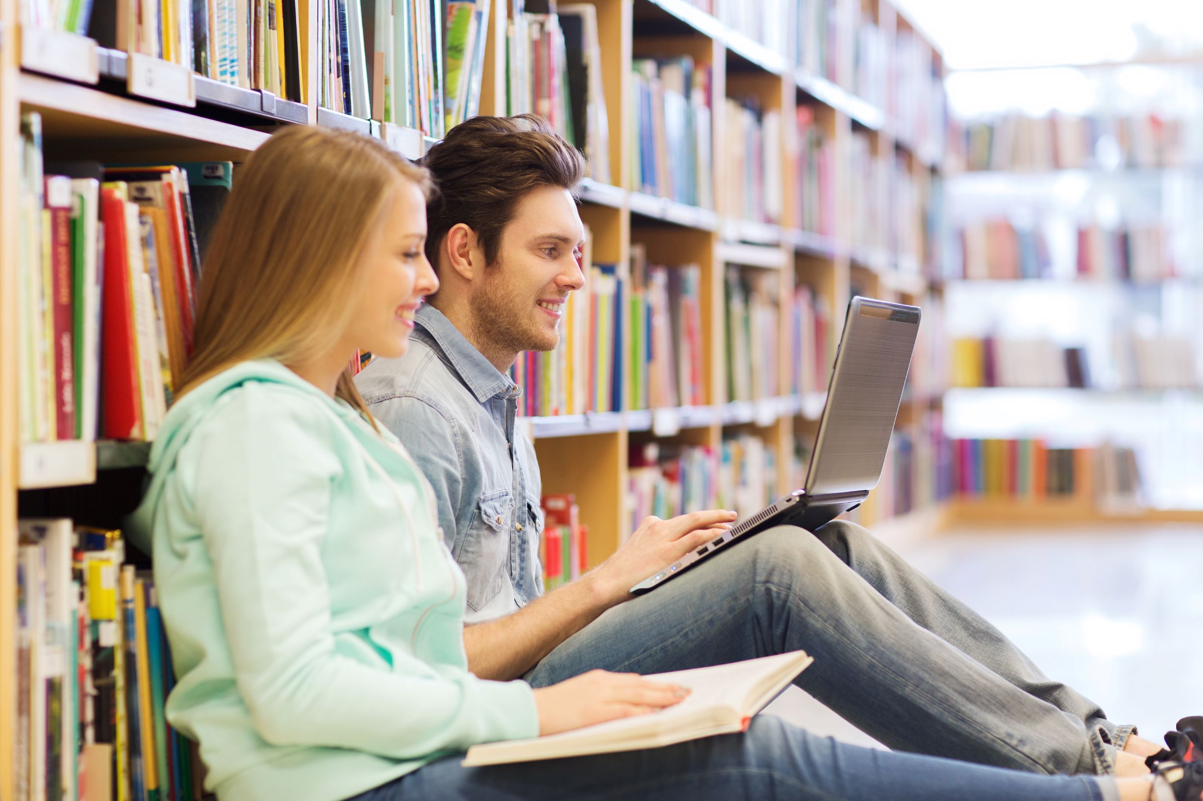 Studentar i biblioteket