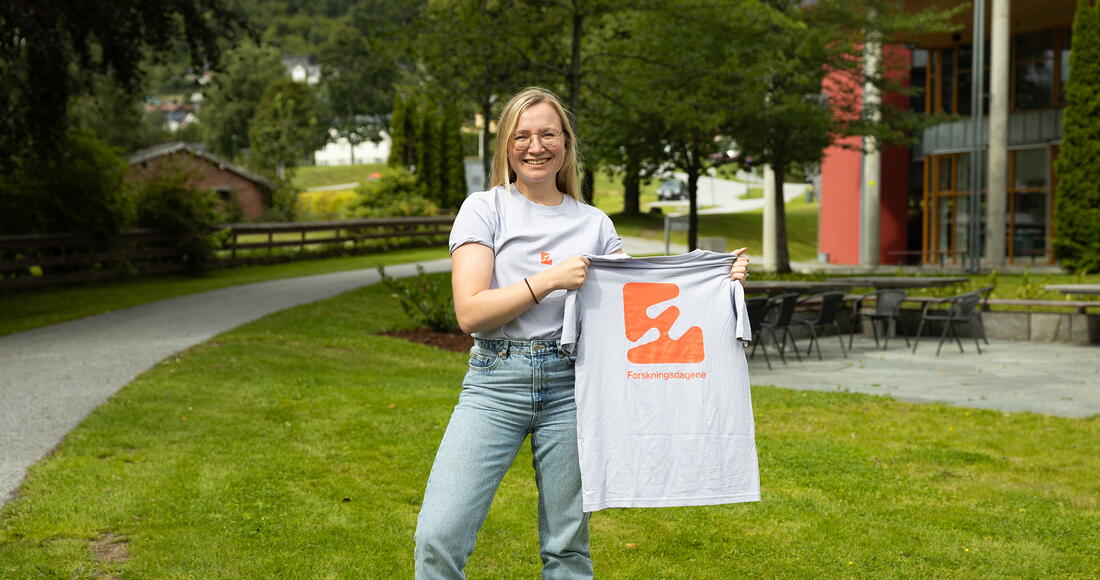 Koordinator Ida Haug Theodorsen viser fram T-skjorta til Forskingsdagane 2023.