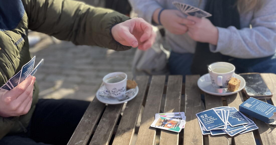 Spille kort på kafe