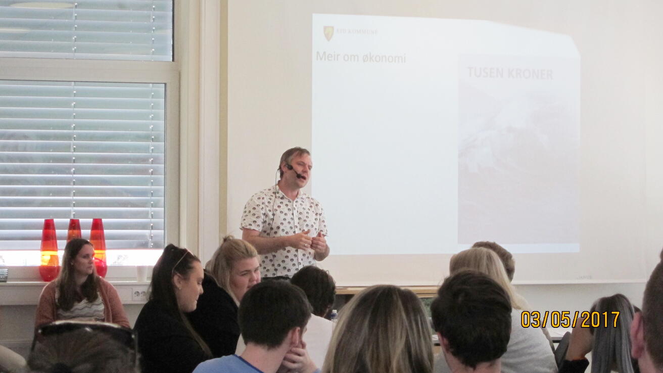 Ordførar Alfred Bjørlo introduserer Eid kommune. Ordførar Alfred Bjørlo introduserer Eid kommune.