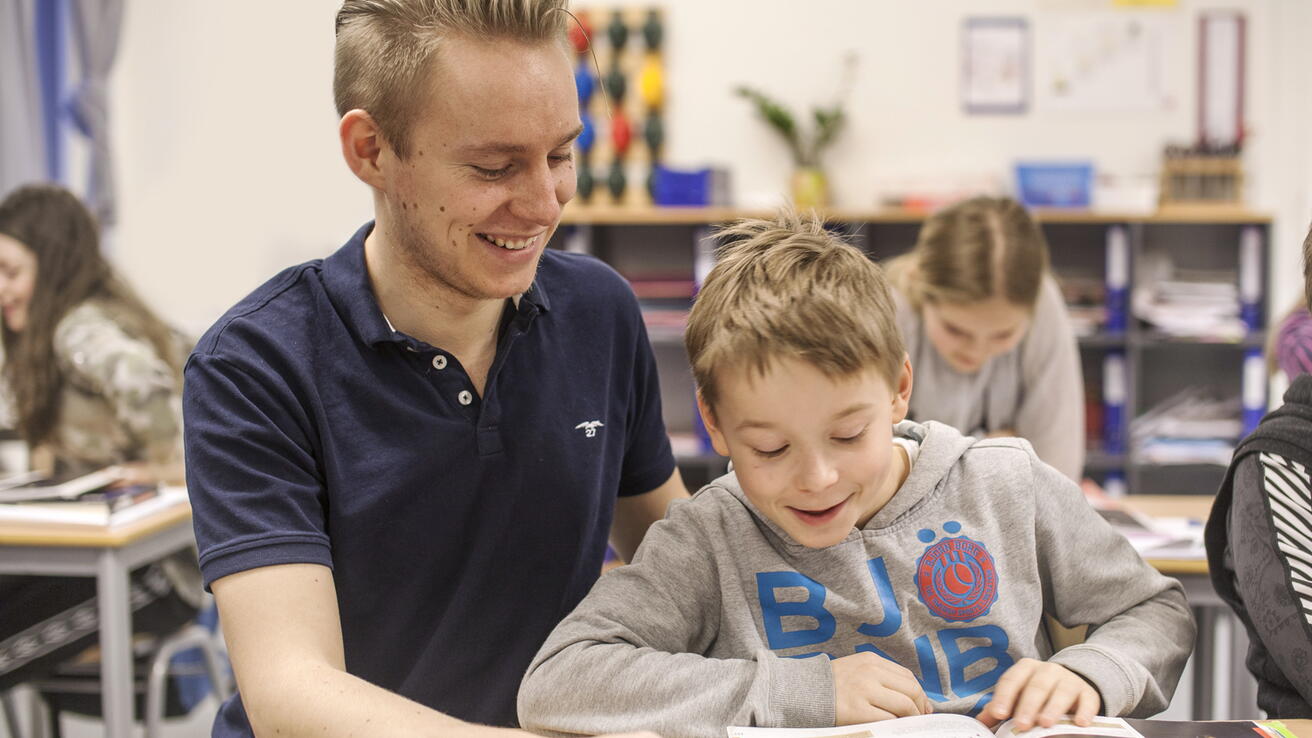Lærar Lærarstudent med elev