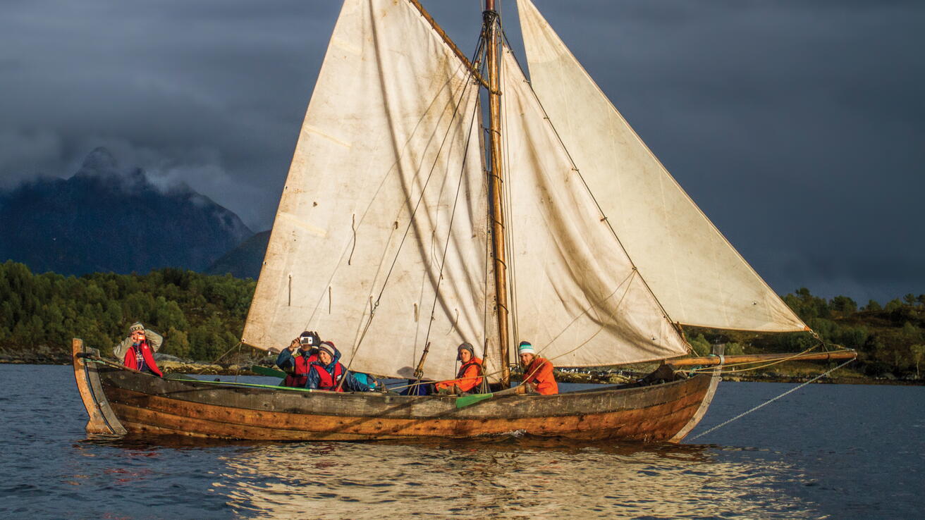 Studentar i ein trerøring ved Yksnøya.