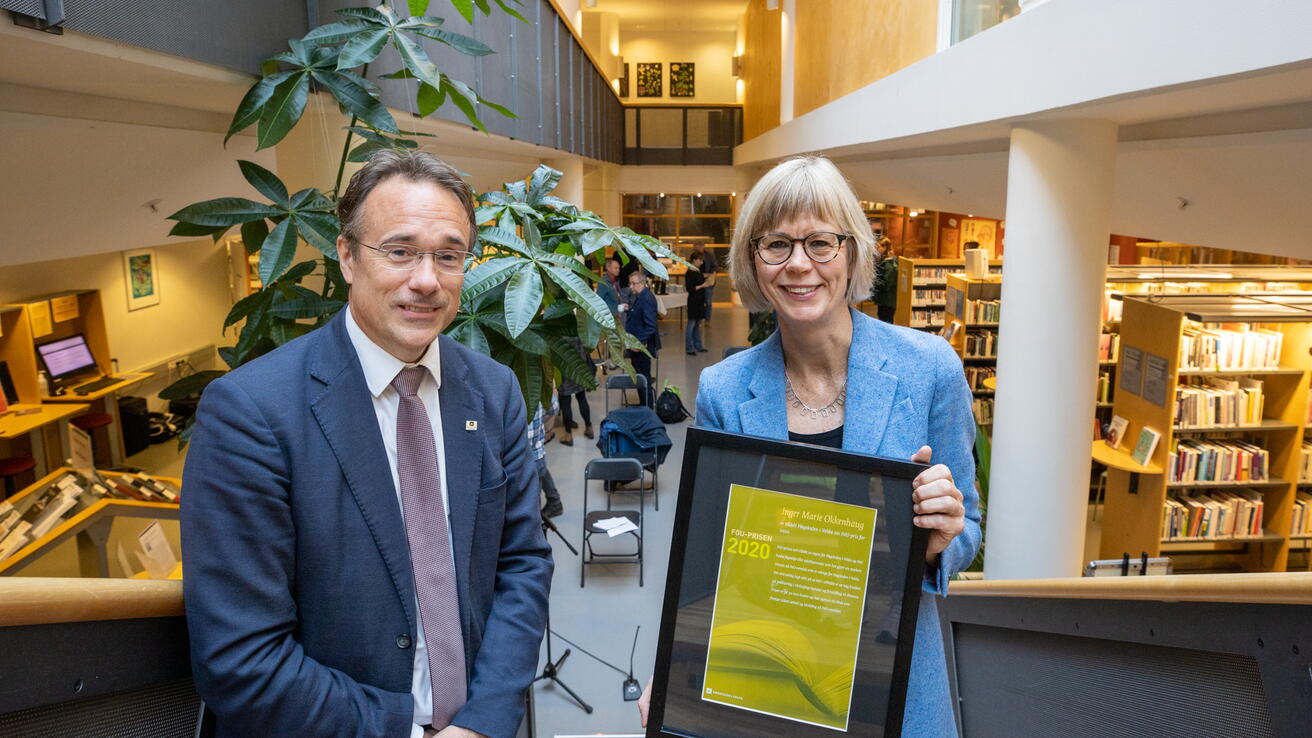FoU-prisvinner Inger Marie Okkenhaug og rektor Johann Roppen