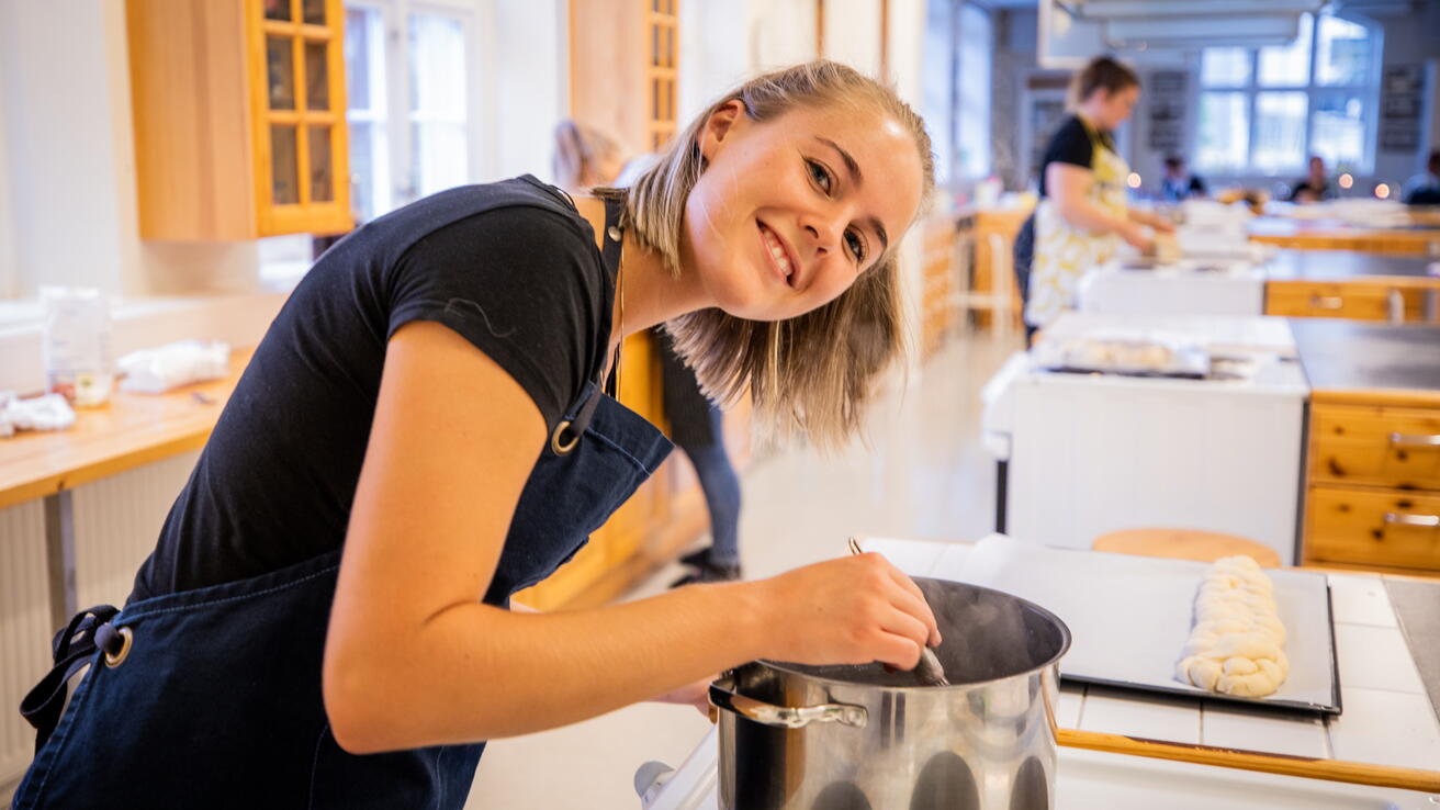 Matlaging på kjøkken.