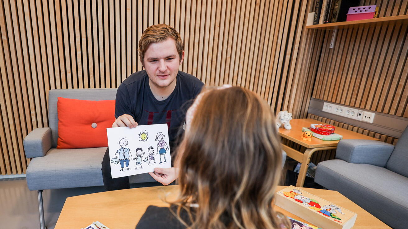 Barnevern Barnevernstudent sammen med barn.