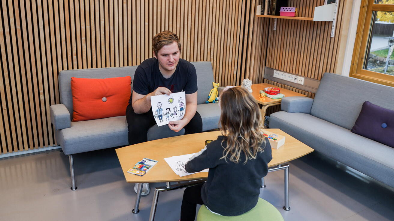 Barnevernsstudent sammen med barn.
