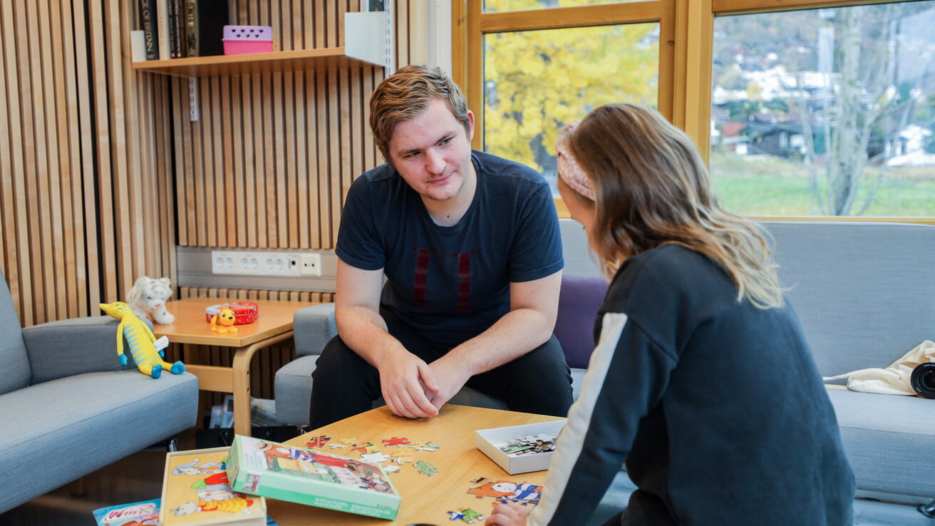 Barnevernsstudent sammen med barn.