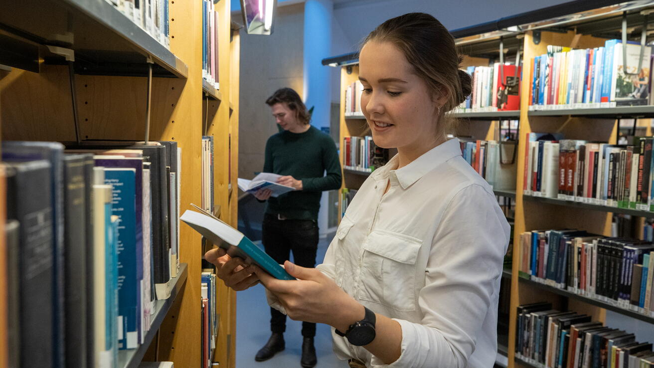 Biblioteket student Student Ingrid på biblioteket.