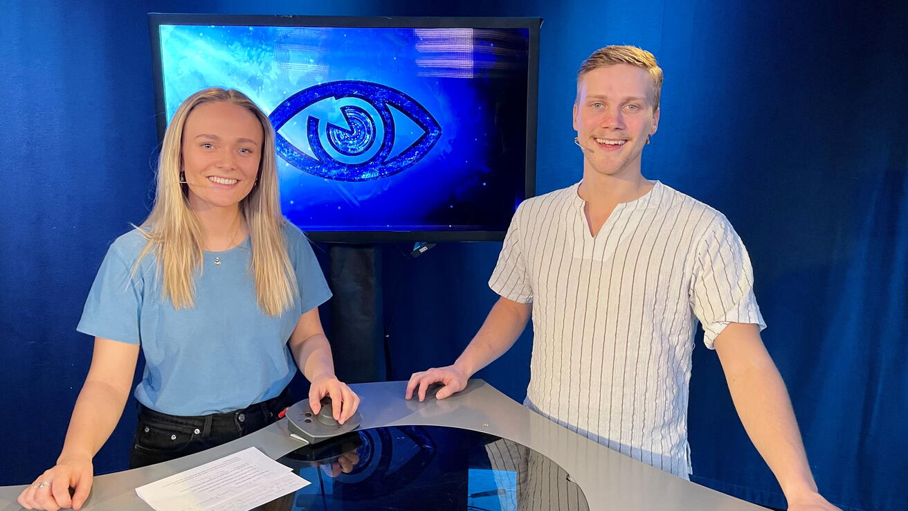 Nærsynet 2021 Stadig fleire vil studere journalistikk i Volda. Her er to av dei noverande studentane, Maja Backe Thomassen og Bård Sørø Olsen, i aksjon for Nærsynet under vinterens internpraksis.