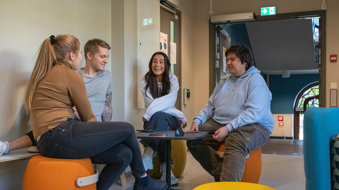 Studentar som pratar saman