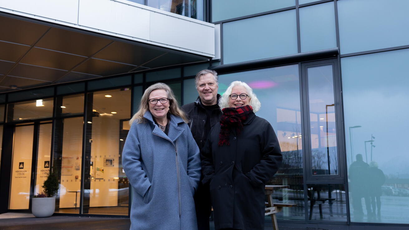 Dekan ved AMF; Kate Kartveit, daglig leder for Sunnmøre Kulturnæringshage; Martin Foldal, og dekan ved AKF, Unni Hagen.