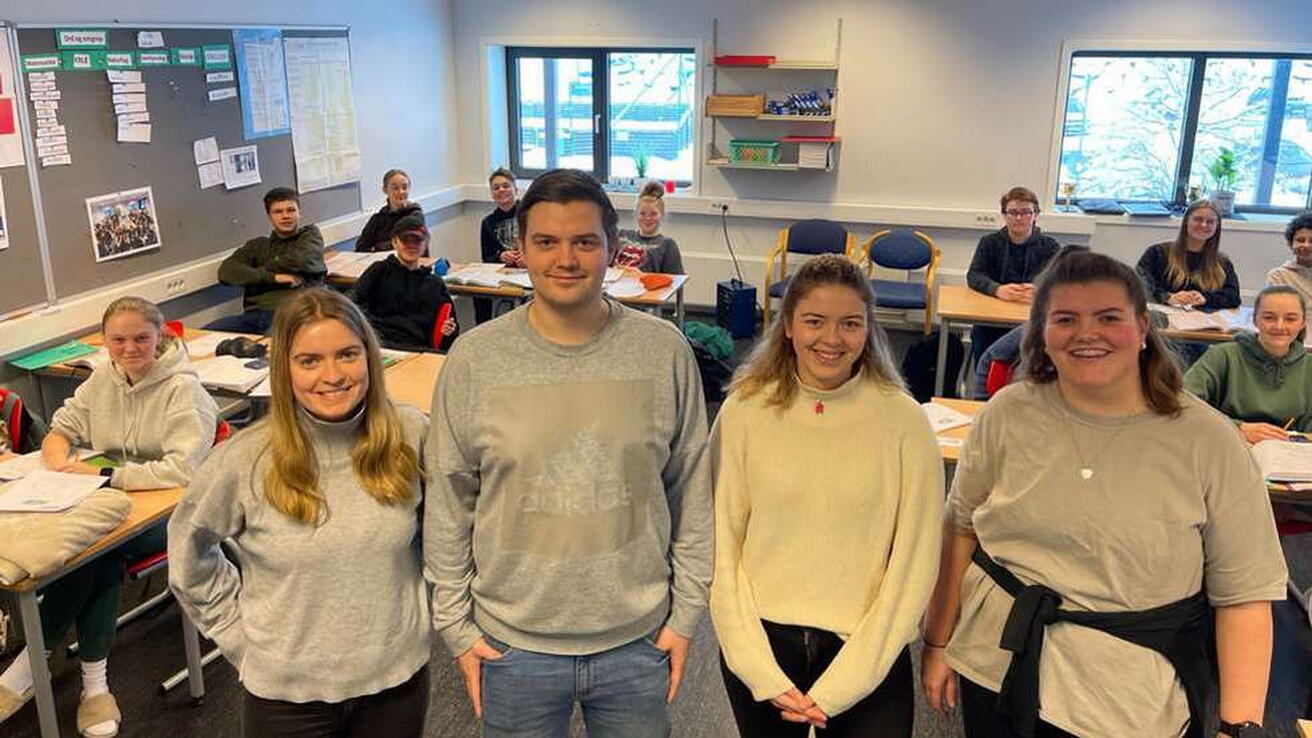 Elin Burås Sylte frå Volda, Anders Tomren frå Haramsøya, Aurora Dimmen Bratli frå Ulsteinvik og Michelle Søreng frå Vestnes. Her med ei 9. klasse ved Hornindal skule. FOTO: ROGER OLDEIDE, FJORDINGEN