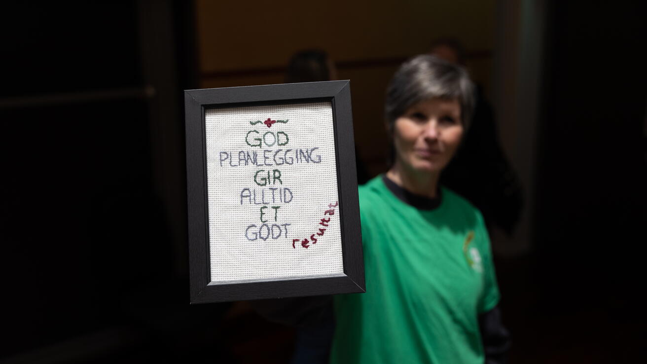 Gro Anita Bårdseth viser frem kamikazebroderi