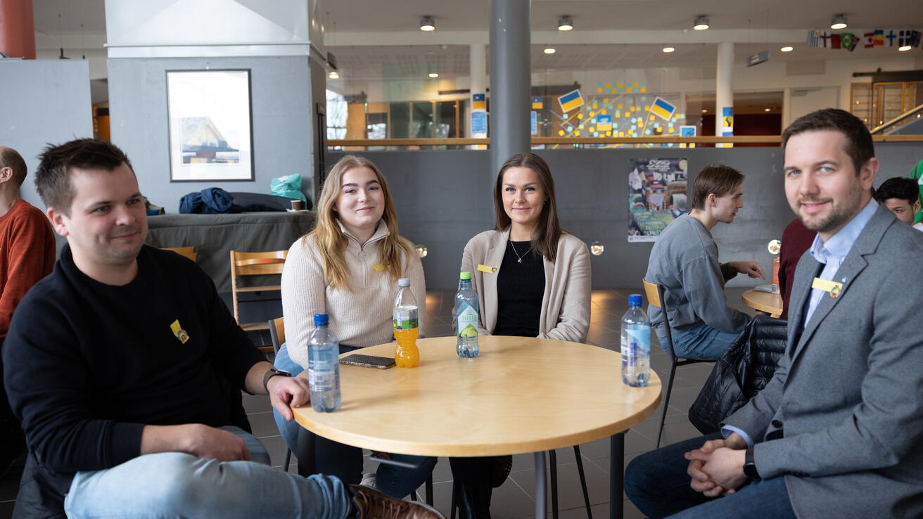Fire nåværende og tidligere studenter på IPAS