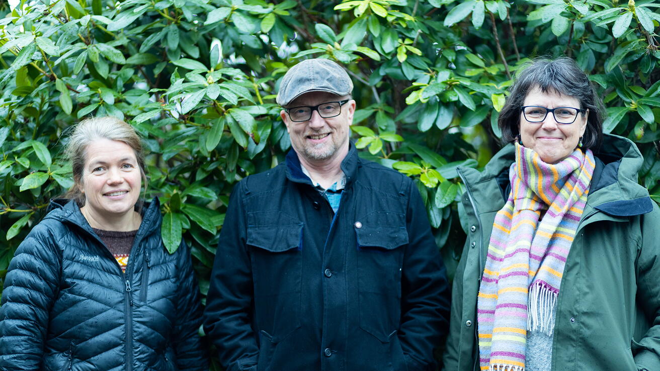Professor Helga Synnevåg Løvoll (f.v.), professor Geir Hjorthol og førstelektor Elizabeth Oltedal har vore med på å redigert boka.