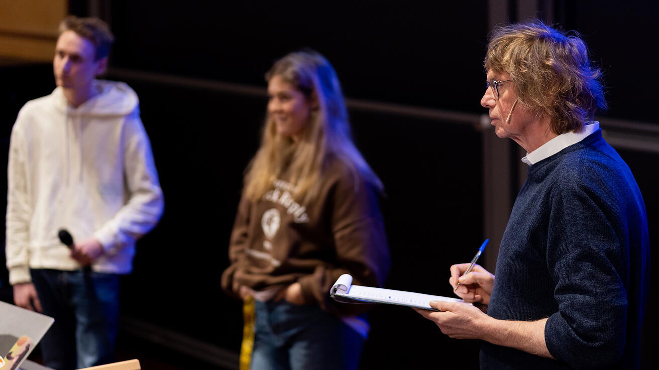 Underviser og lærere i auditorium