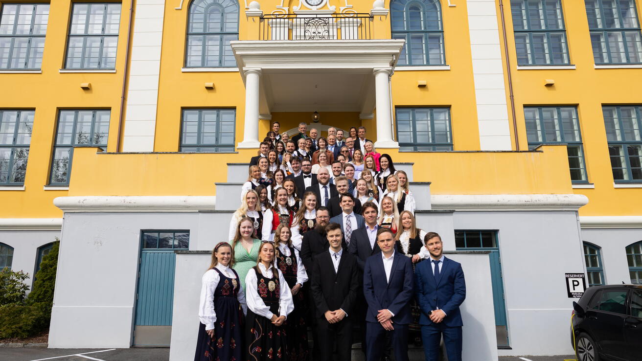 MAGLU foran Henrik Kaarstad-huset