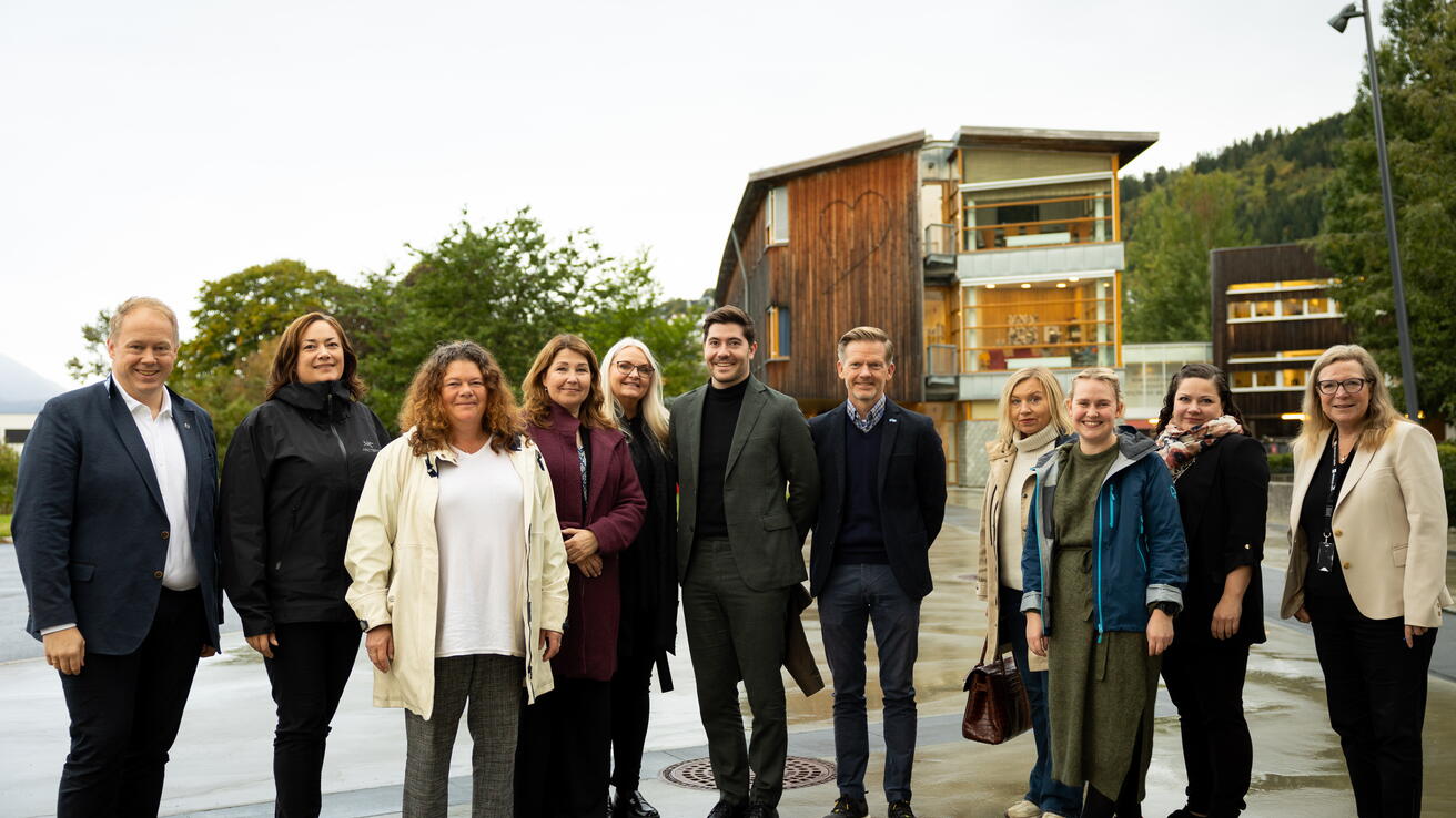 Stortingets familie- og kulturkomité vitja Høgskulen i Volda, og vart tekne i mot av prorektor Odd Helge Mjellem Tonheim (t.v.) og dekan for Avdeling for mediefag, Kate Kartveit (t.h.).
