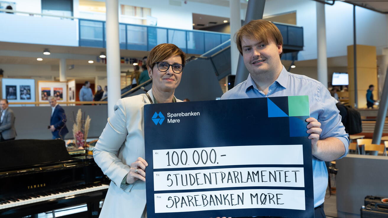 Banksjef Hege Karete Hamre ved Sparebanken Møre, avd. Volda og Studentparlamentsleiar Trond-Fredrik Hoddevik