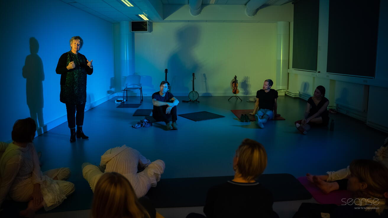 Open scene under kunstnaropphald ved Seanse i 2022.