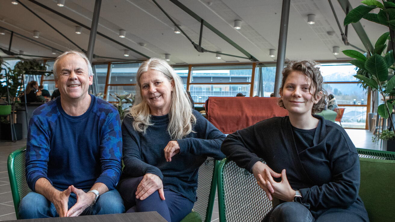 Administrasjonssjef Kjell Einar Dagfinrud og høgskulelektorar Ellen Synnøve Aarseth og Betina Haug Olson