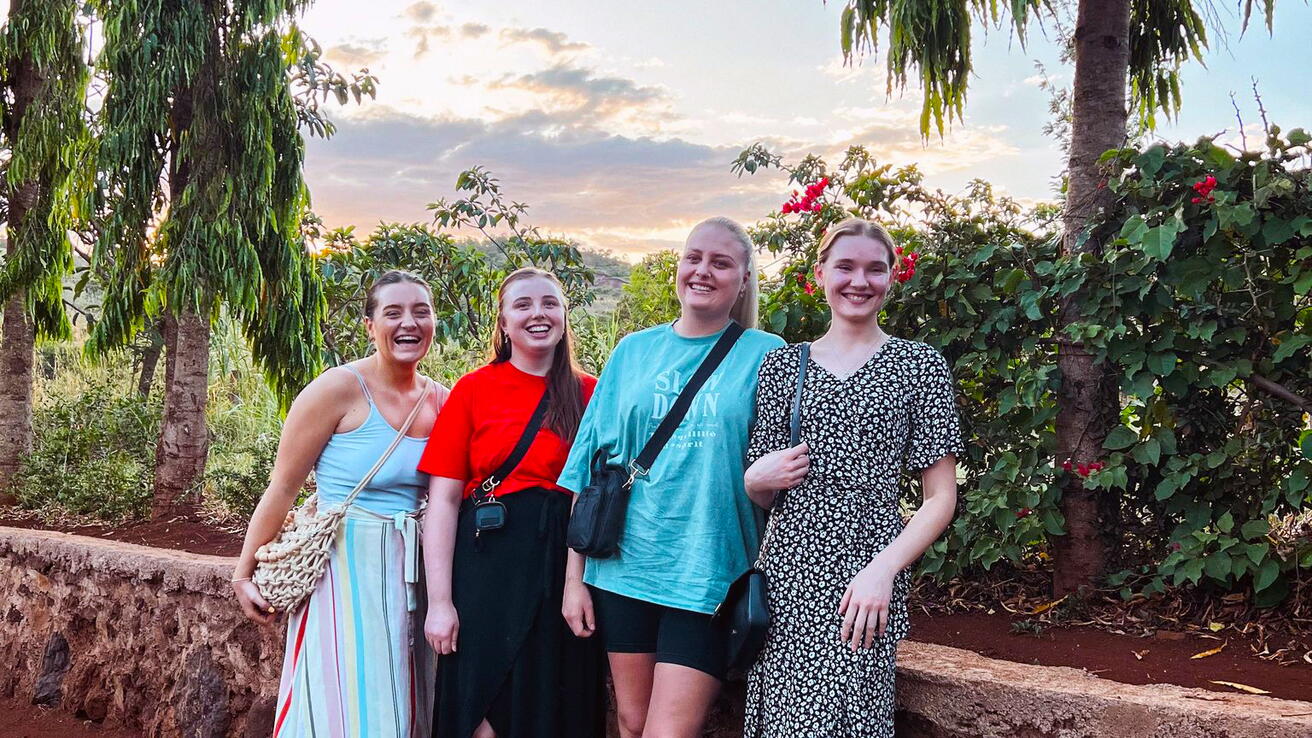 Grunnskolelærerstudenter fra Høgskulen i Volda under praksis i Tanzania