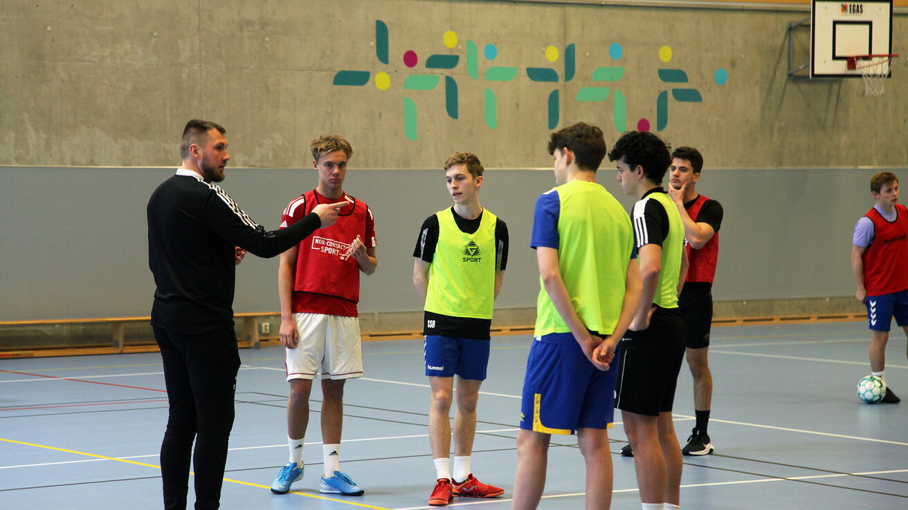 Alexander Hovdevik studerer PPU og er aktiv fotballspiller