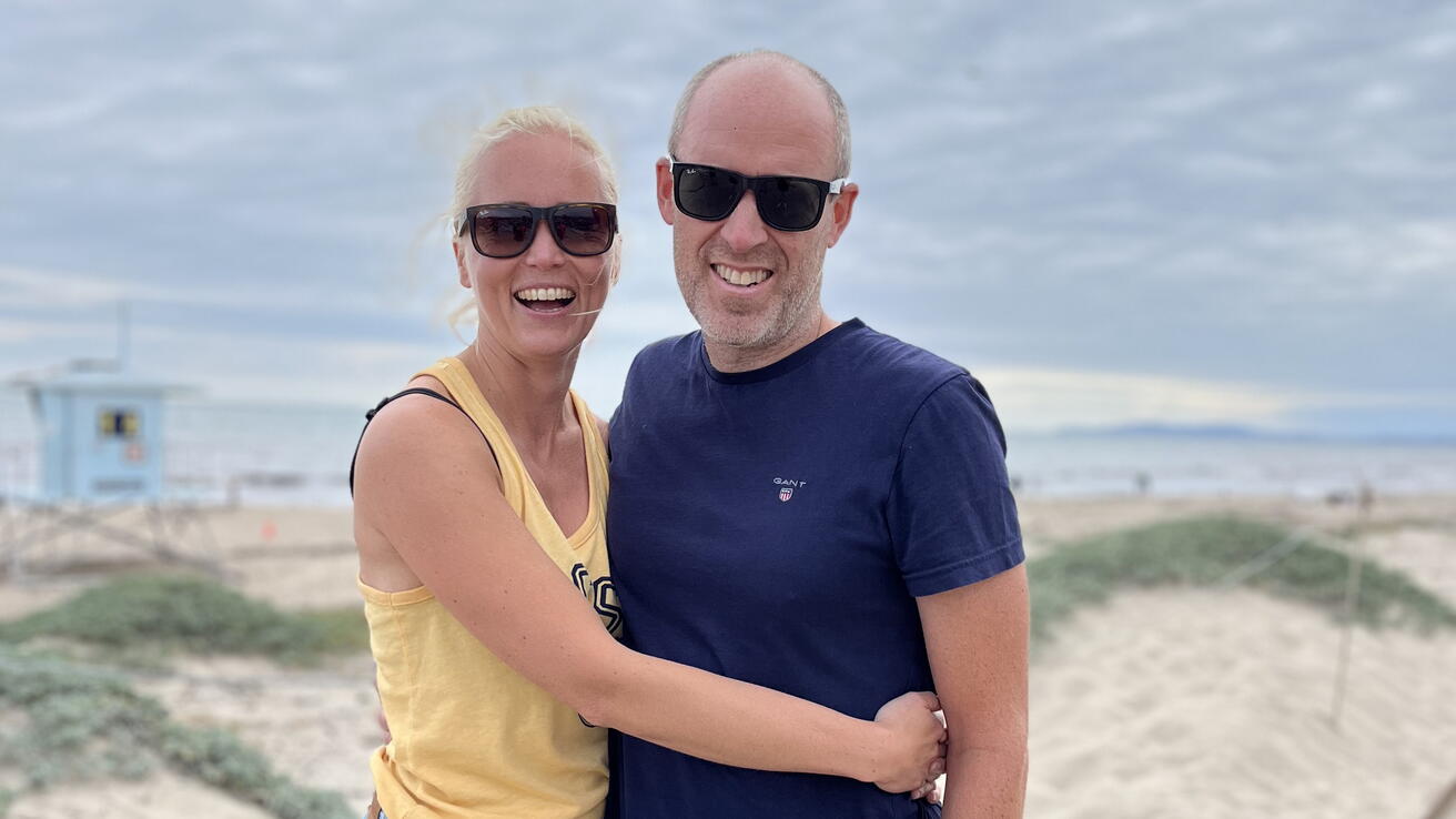 Pernille Fiskerstrand og Arve Fiskerstrand på stranda i California. Foto: privat.