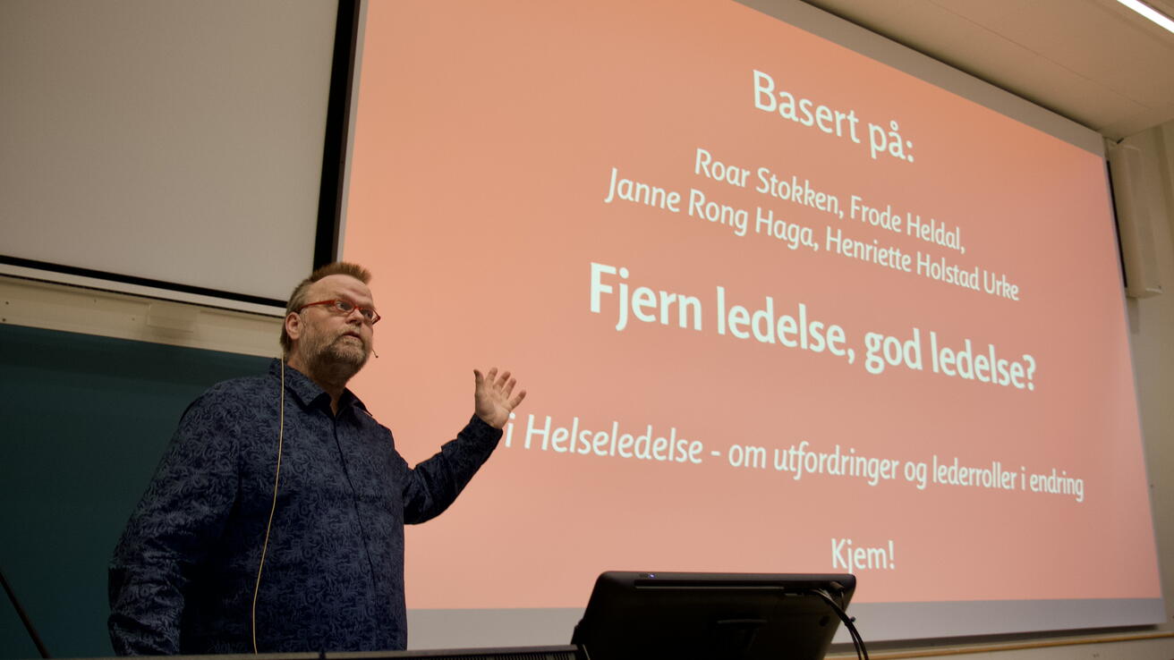 Roar Stokken, professor ved Høgskulen i Volda, holdt innlegg under seminar for helseleiarar i Møre og Romsdal