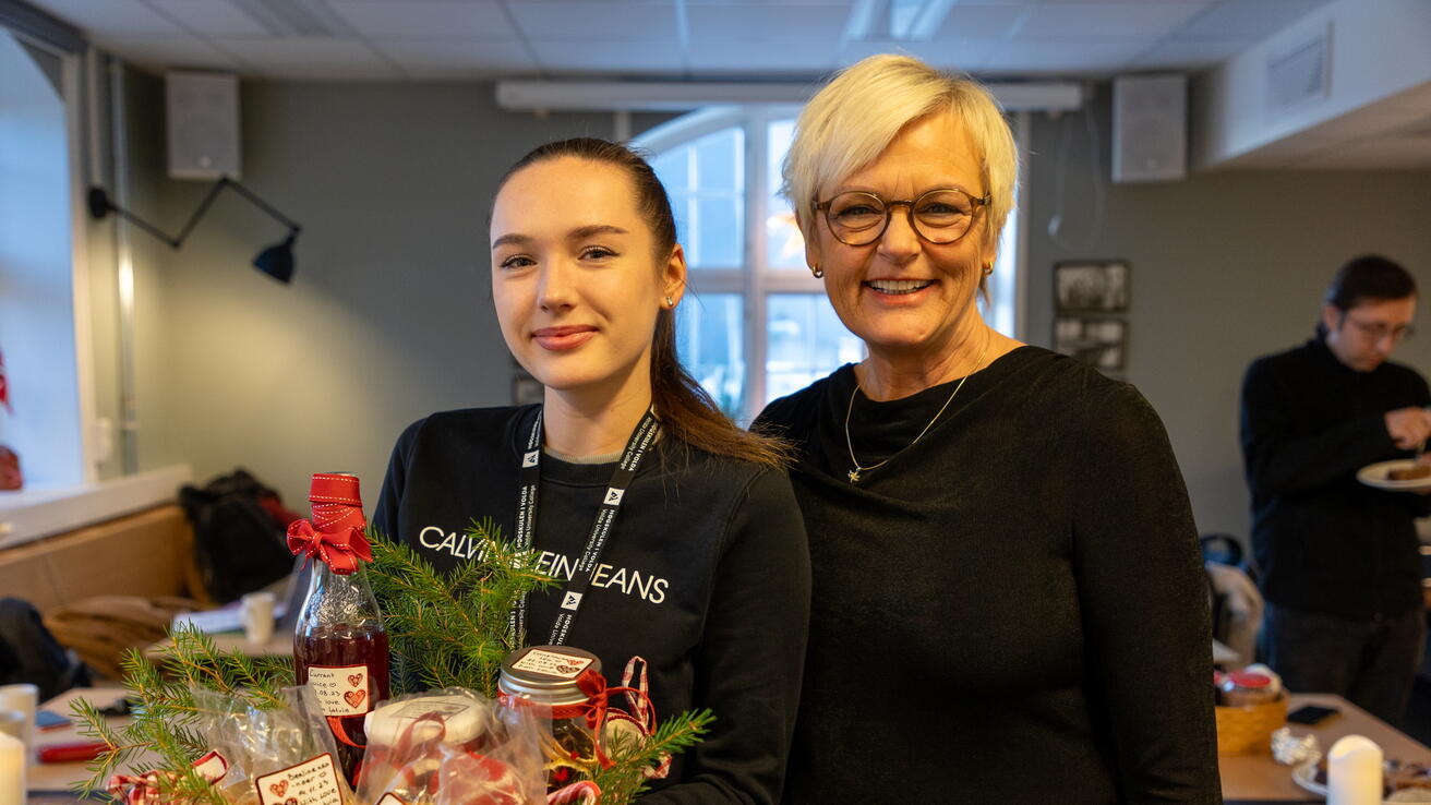 Veronika viser fram matkasse