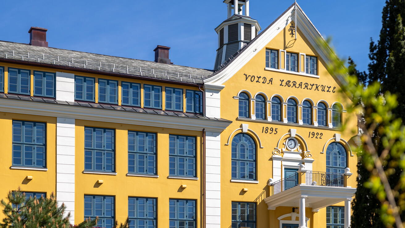 Nærbilde av Henrik Kaarstad-huset ved Høgskulen i Volda