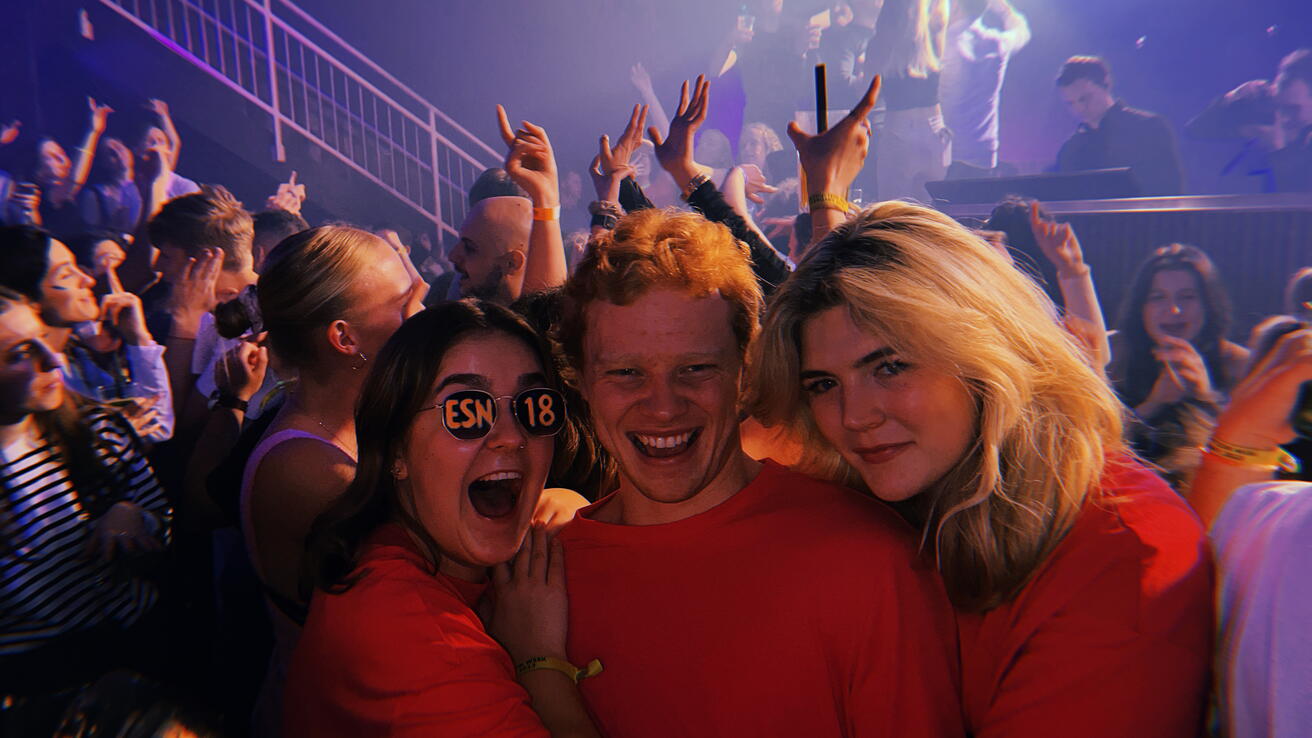 HVO_PR, kommunikasjon og media Tre studenter på fest