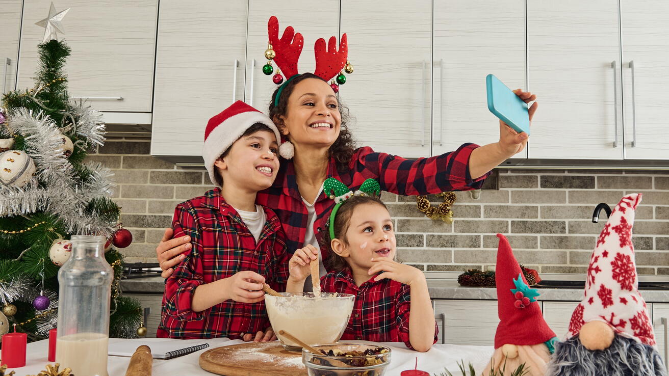 Julebilde av barn og mor