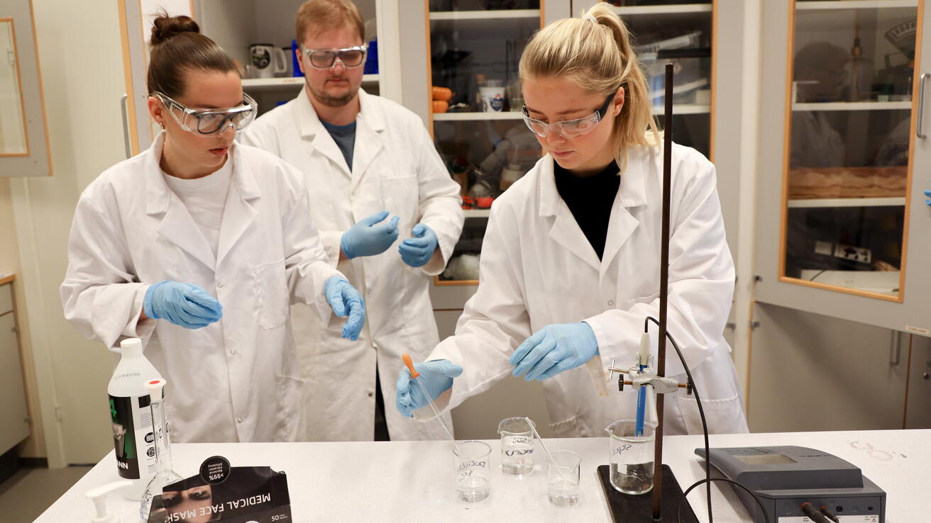 Naturfagsstudentar ved Høgskulen i Volda