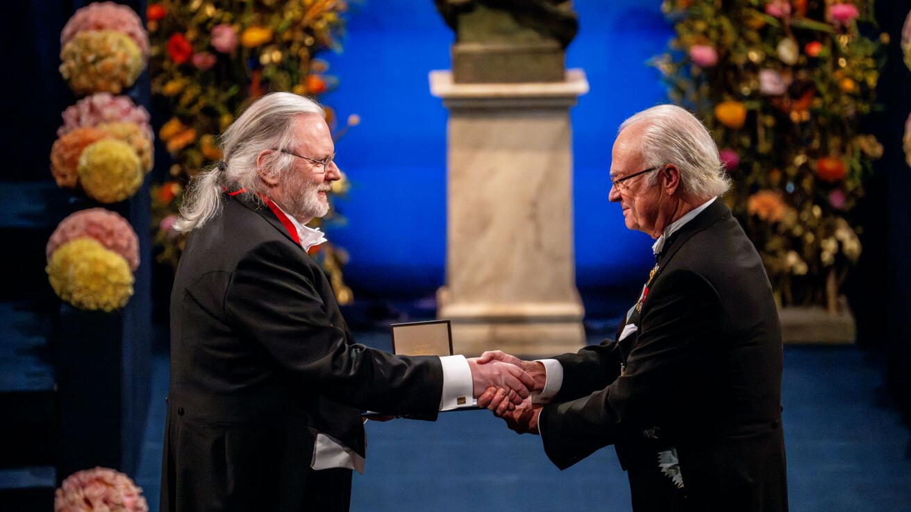 Jon Fosse tar kongen av Sverige i handa