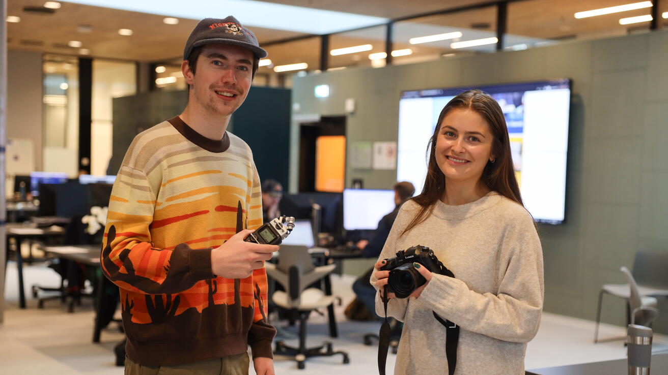 Phillip and Christine enjoy the practical nature of the journalism programme at Volda University College (VUC). Photo: VUC / Steinarr Sommerset.